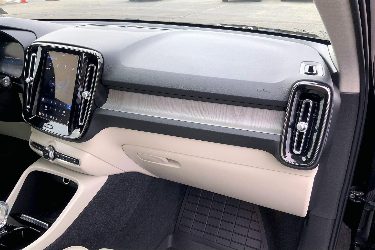 2023 Volvo XC40 B5 Plus Dark Theme