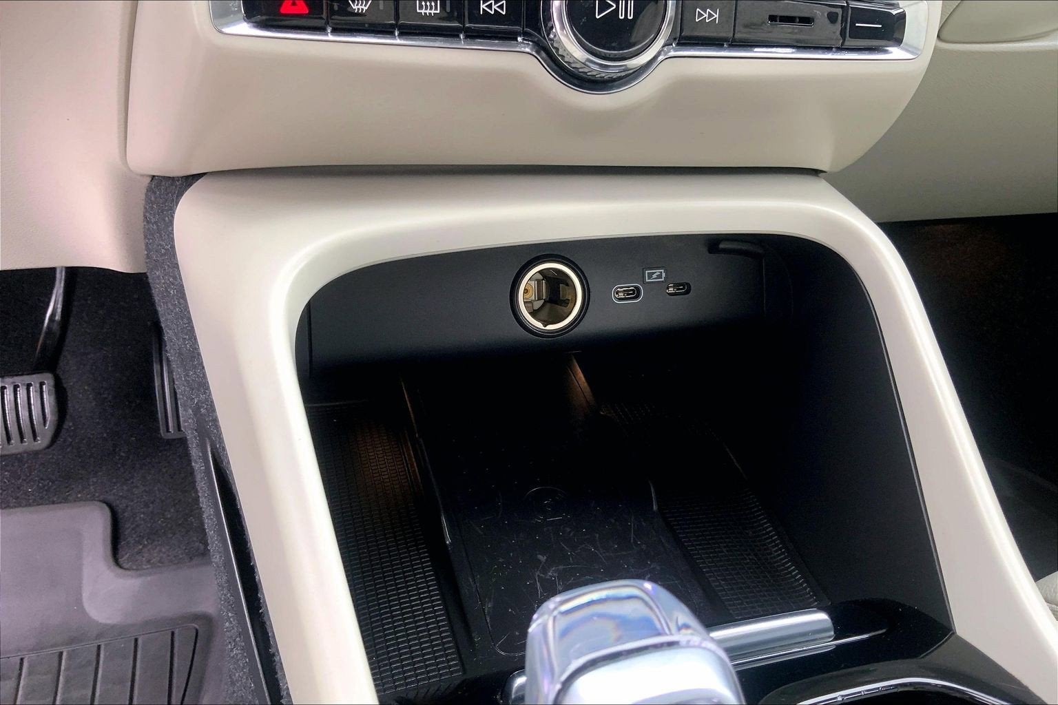 2023 Volvo XC40 B5 Plus Dark Theme