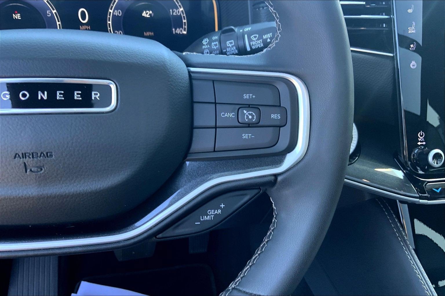 2023 Jeep Wagoneer Base