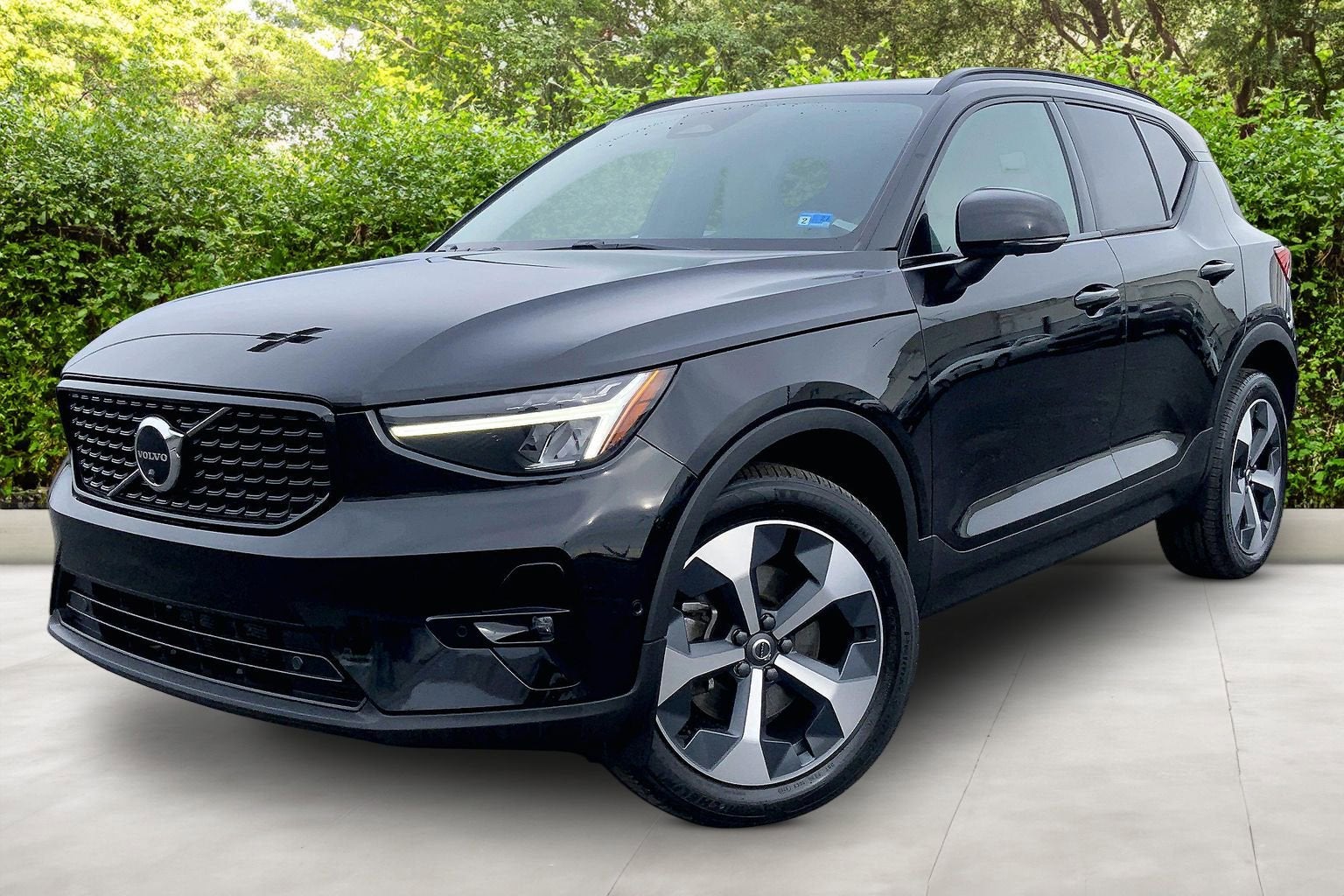 2023 Volvo XC40 Plus Dark Theme