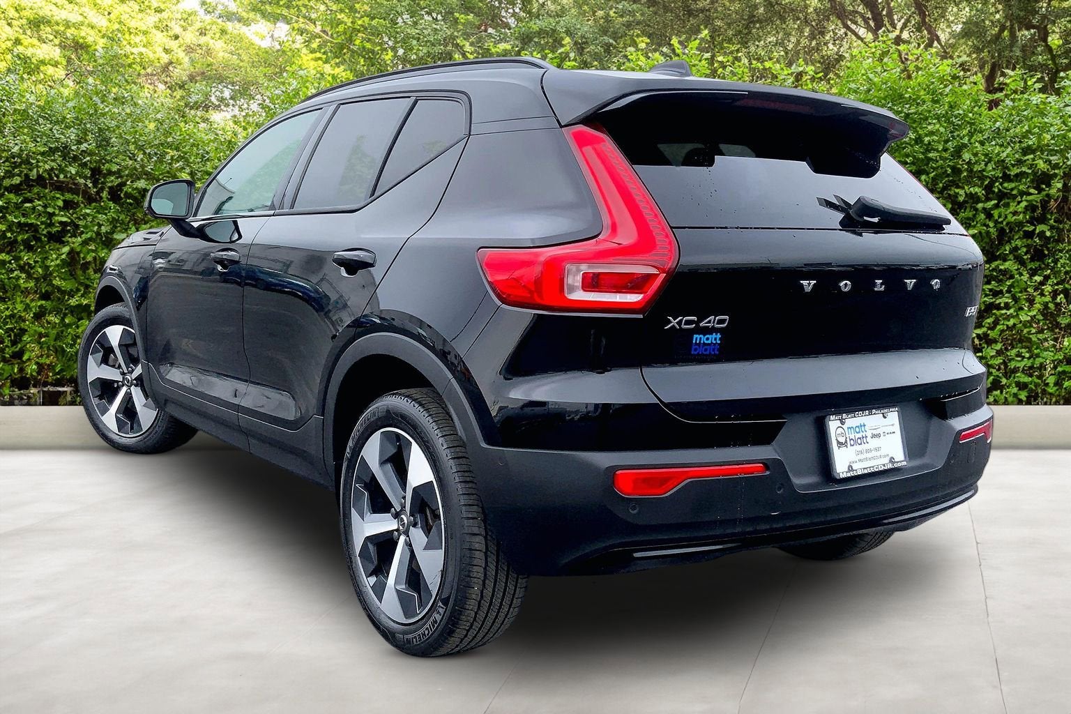 2023 Volvo XC40 Plus Dark Theme