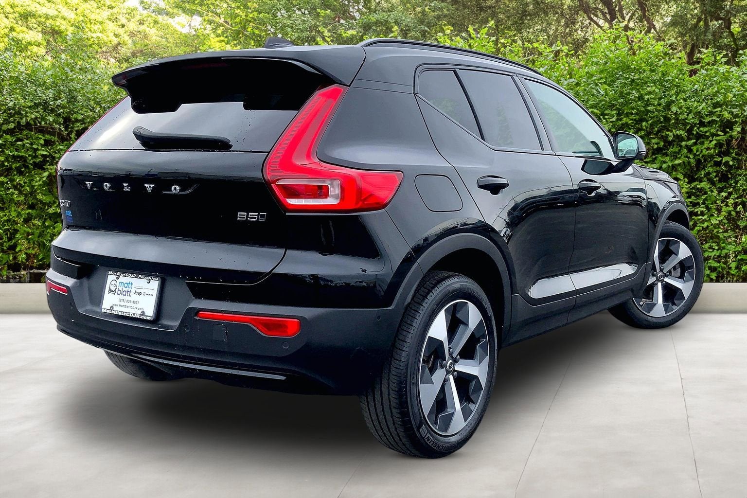 2023 Volvo XC40 Plus Dark Theme