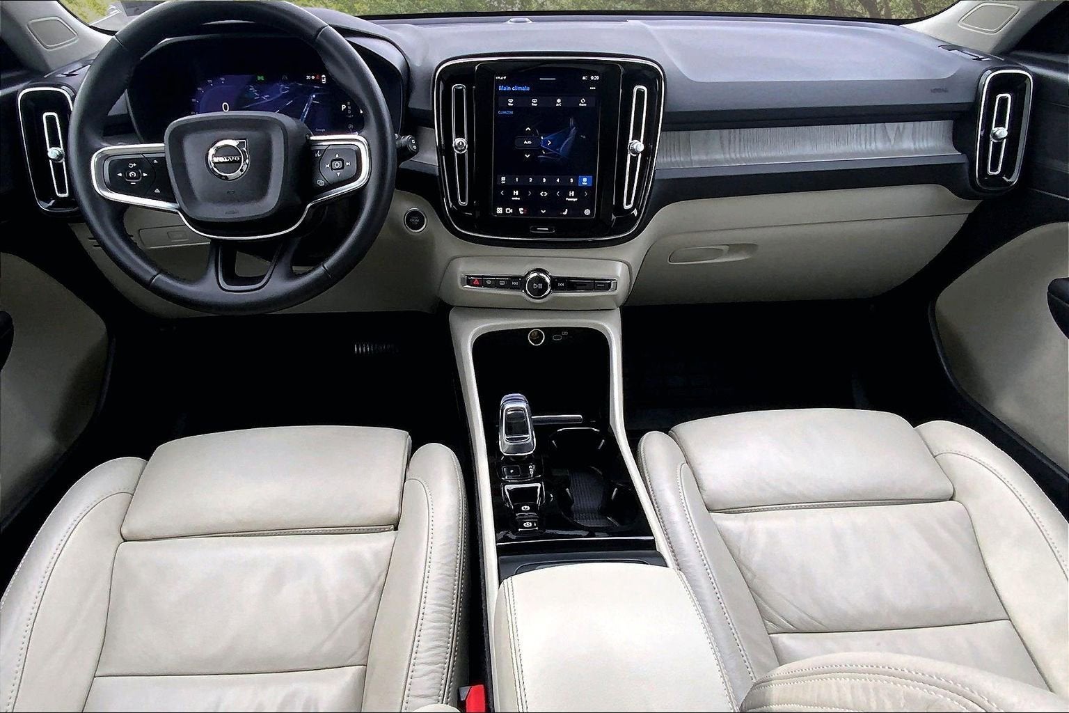 2023 Volvo XC40 Plus Dark Theme