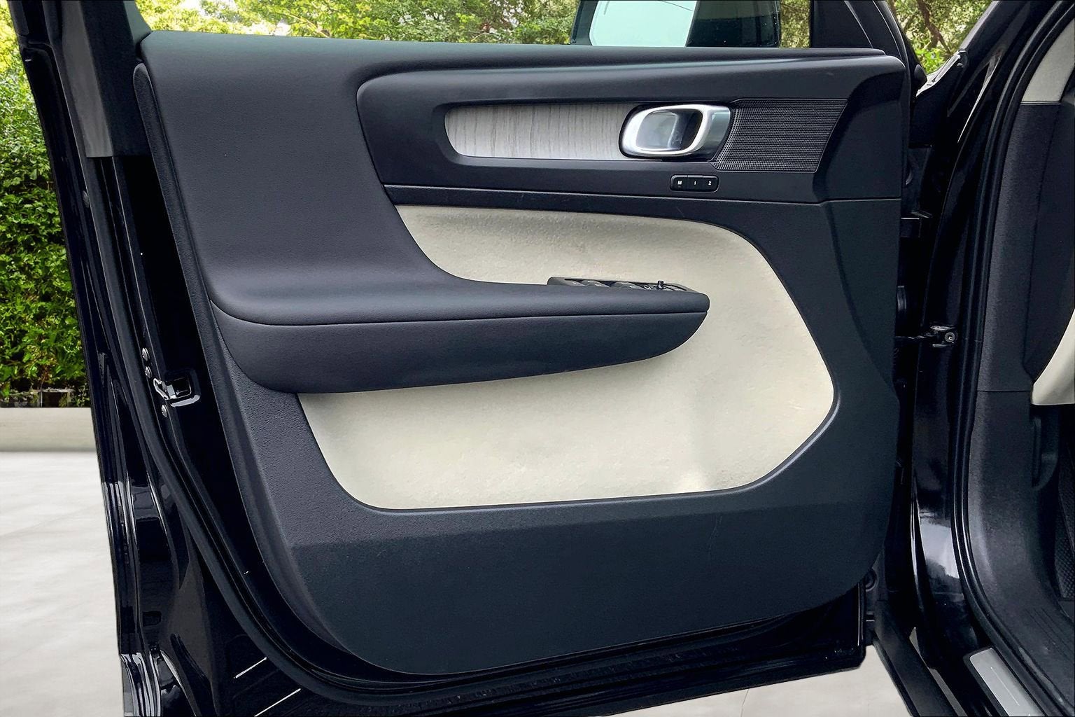 2023 Volvo XC40 Plus Dark Theme