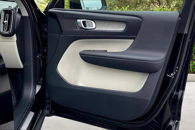 2023 Volvo XC40 Plus Dark Theme
