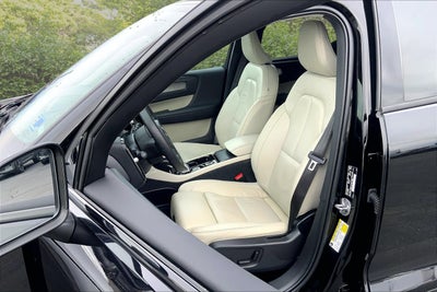 2023 Volvo XC40 Plus Dark Theme