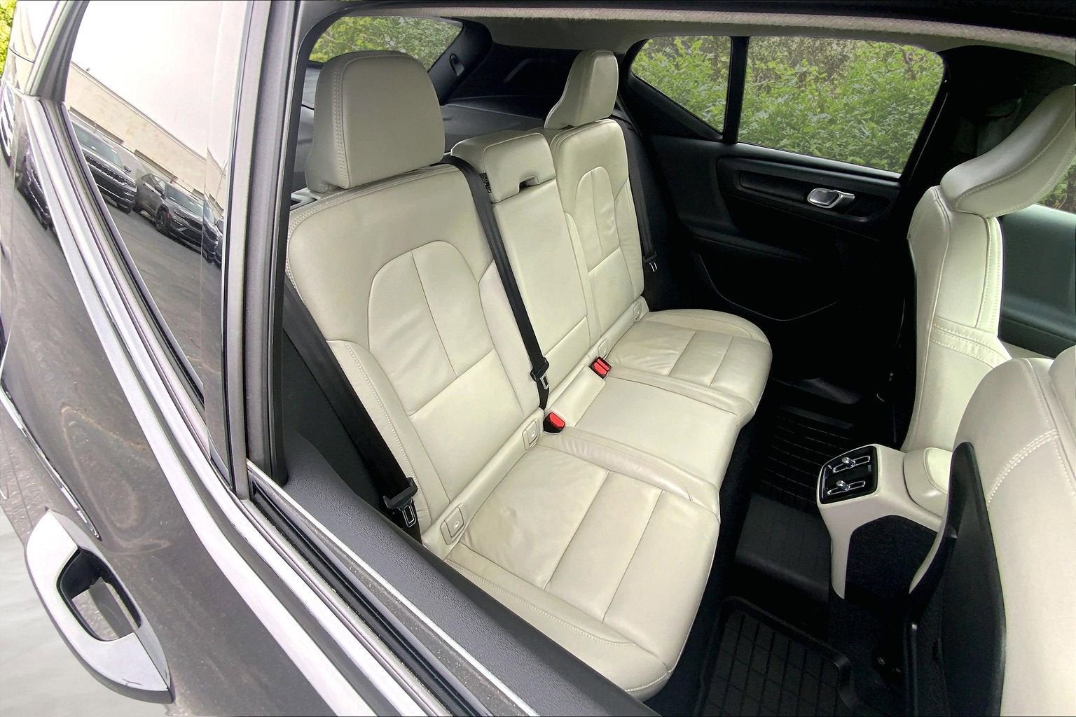 2023 Volvo XC40 Plus Dark Theme