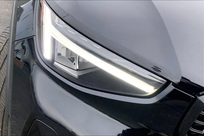 2023 Volvo XC40 Plus Dark Theme