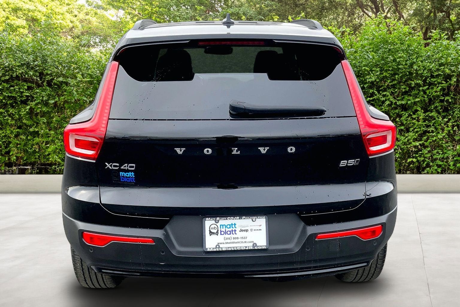2023 Volvo XC40 Plus Dark Theme